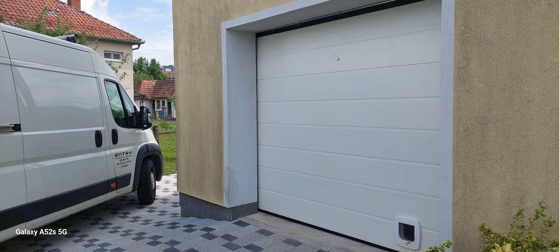 ENTRY servisni kombi ispred svježe ugrađenih garažnih vrata u Donjem Kneginecu